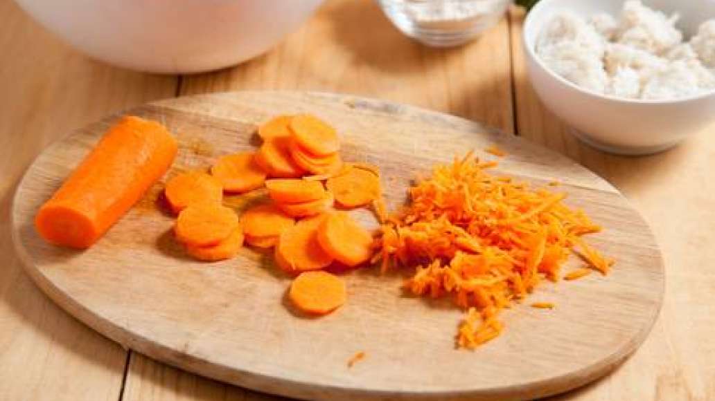 Подготовить ингредиенты, чтобы сделать мясные тефтели в томатном соусе. Для начала срезать корку с хлеба, мякиш нарезать небольшими кусочками и замочить в молоке. Когда хлеб размокнет, вынуть его из молока и слегка отжать. Морковь очистить. Одну морковку 