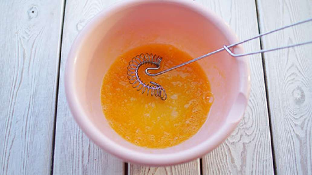 Перетереть яйца с сахаром и солью.