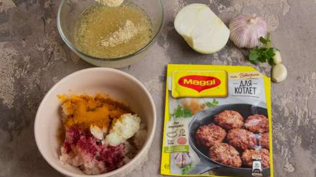 Содержимое пакетика MAGGI НА ВТОРОЕ для котлет высыпать в теплую воду, размешать и дать настояться. Смешать фарш, яйцо, лук и MAGGI НА ВТОРОЕ для котлет. Сформовать котлеты, запанировав в сухарях. Содержимое пакетика MAGGI НА ВТОРОЕ для котлет высыпать в теплую воду, размешать и дать настояться. Смешать фарш, яйцо, лук и MAGGI НА ВТОРОЕ для котлет. Сформовать котлеты, запанировав в сухарях.