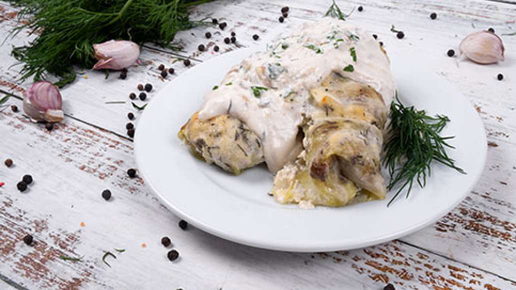 Подавайте голубцы с соусом и свежей зеленью.