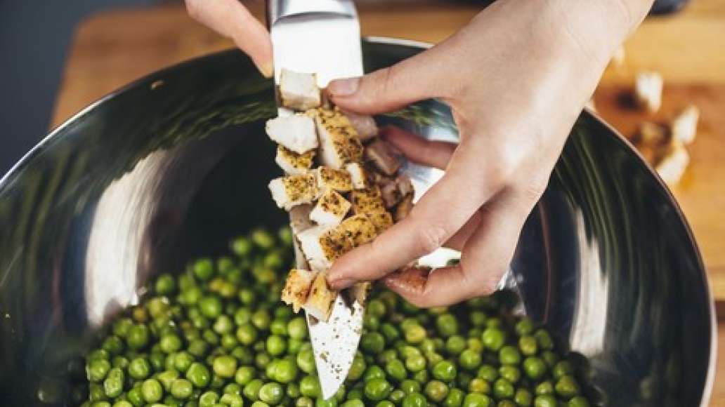 Выложить ингредиенты в миску. Остывшую куриную грудку тоже нарезать кубиком, добавить в миску.
