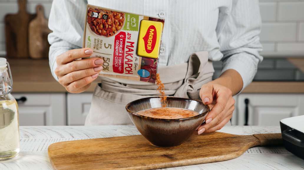 Для соуса смешать воду, сливки и содержимое пачки MAGGI® На Второе для макарон с курицей в томатно-овощном соусе. Для соуса смешать воду, сливки и содержимое пачки MAGGI® На Второе для макарон с курицей в томатно-овощном соусе.