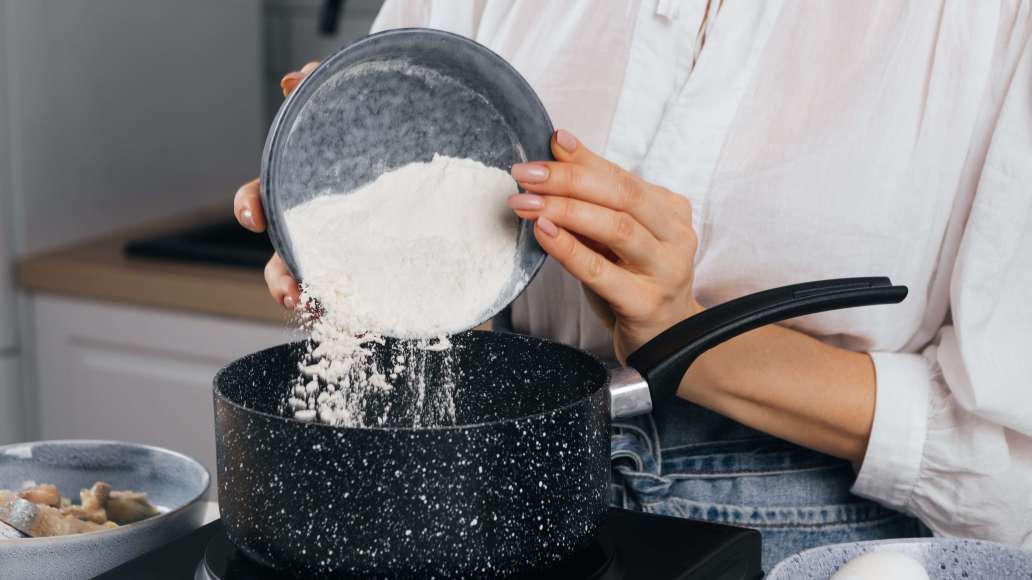 Соленое сливочное масло нарезать небольшими кусочками и соединить с водой в сотейнике или кастрюле. Подогреть, пока масло не растает, и добавить муку. Соленое сливочное масло нарезать небольшими кусочками и соединить с водой в сотейнике или кастрюле. Подогреть, пока масло не растает, и добавить муку.