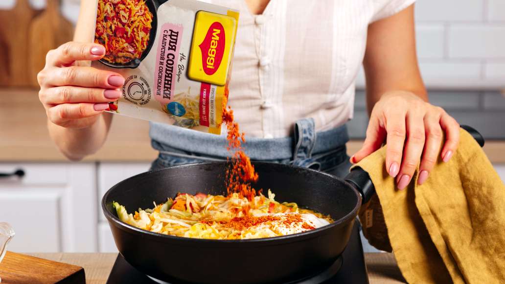 Добавить воду, сметану и MAGGI® На Второе для солянки с капустой и сосисками. Добавить воду, сметану и MAGGI® На Второе для солянки с капустой и сосисками.