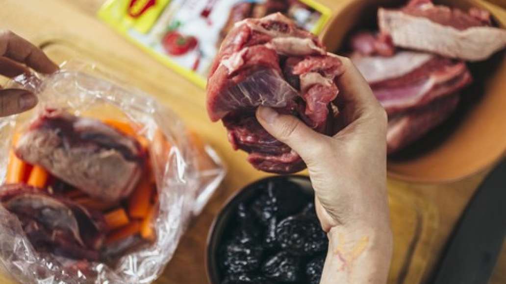 Достать и развернуть пакет.
Положить в пакет морковь, мясные ребрышки и чернослив (воду с него слить).
Достать и развернуть пакет.
Положить в пакет морковь, мясные ребрышки и чернослив (воду с него слить).