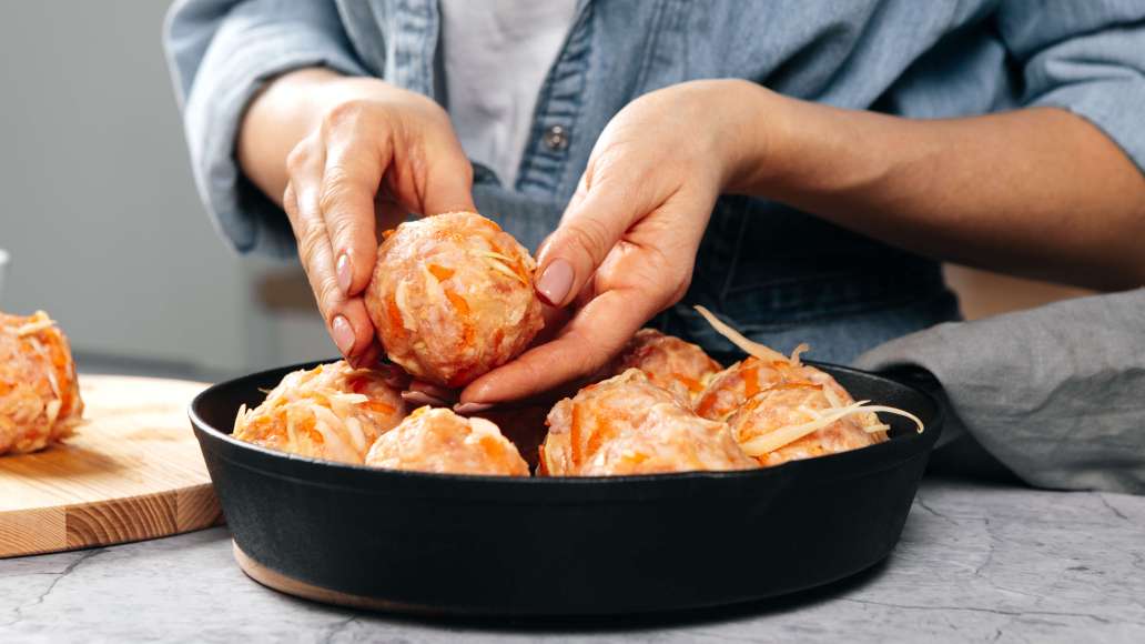 В большой ёмкости соединить фарш с рисом, овощами, добавить соль и молотый перец по вкусу, яйцо — всё тщательно перемешать. Сформировать из массы круглые голубцы и выложить их на сковороду.