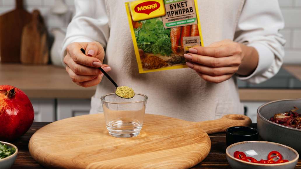 В отдельной небольшой ёмкости смешать горячую воду с MAGGI® Приправа универсальная Букет приправ, оставить на 3 минуты. В отдельной небольшой ёмкости смешать горячую воду с MAGGI® Приправа универсальная Букет приправ, оставить на 3 минуты.