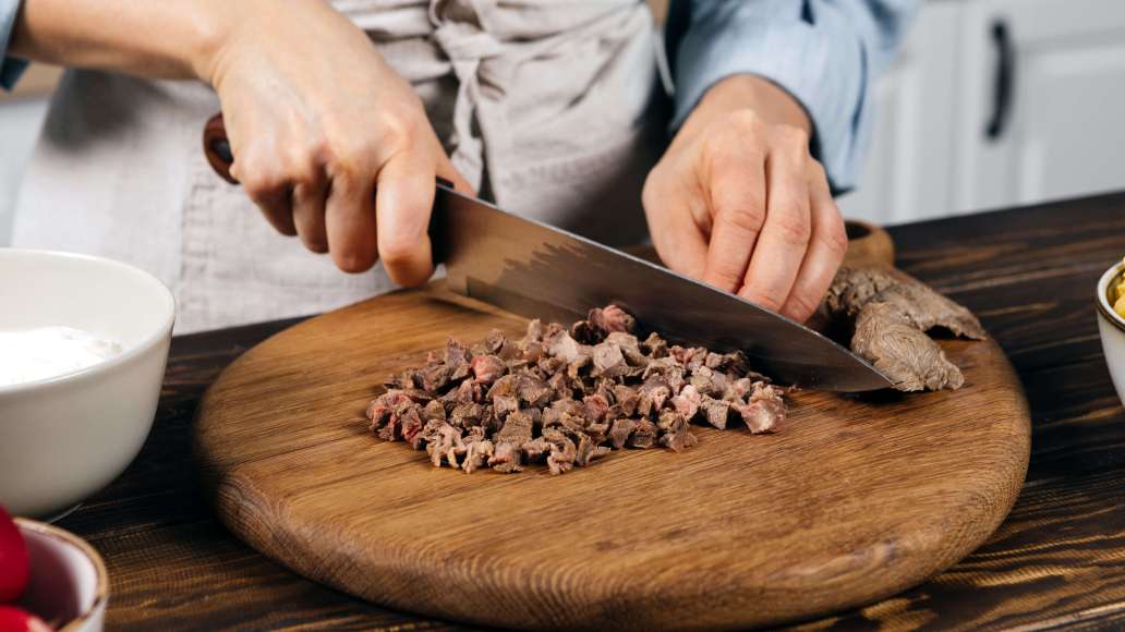 Готовому мясу дать остыть. Картофель отварить в мундире до мягкости. Почистить и нарезать небольшими кубиками. Мясо нарезать мелкими кубиками или разобрать на отдельные небольшие волокна. Готовому мясу дать остыть. Картофель отварить в мундире до мягкости. Почистить и нарезать небольшими кубиками. Мясо нарезать мелкими кубиками или разобрать на отдельные небольшие волокна.