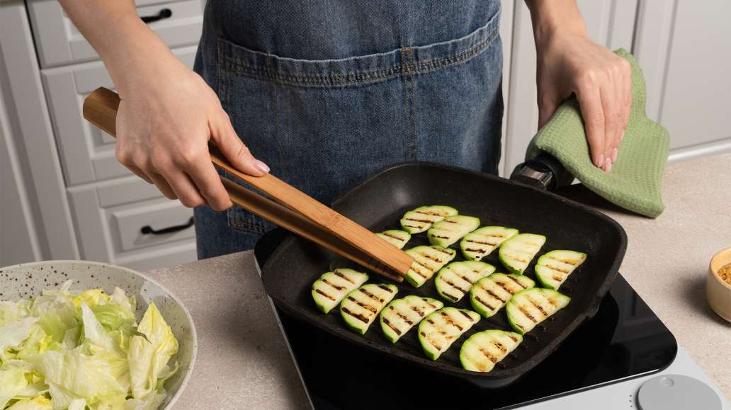 Теплый салат с курицей и брынзой: шаг 3 Теплый салат с курицей и брынзой: шаг 3