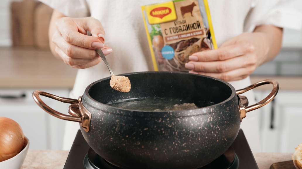 Добавить к говядине MAGGI® Бульон с говядиной на косточке. С овощами и зеленью за 10 минут до окончания варки. Вынуть мясо, остудить и разобрать на волокна. Добавить к говядине MAGGI® Бульон с говядиной на косточке. С овощами и зеленью за 10 минут до окончания варки. Вынуть мясо, остудить и разобрать на волокна.