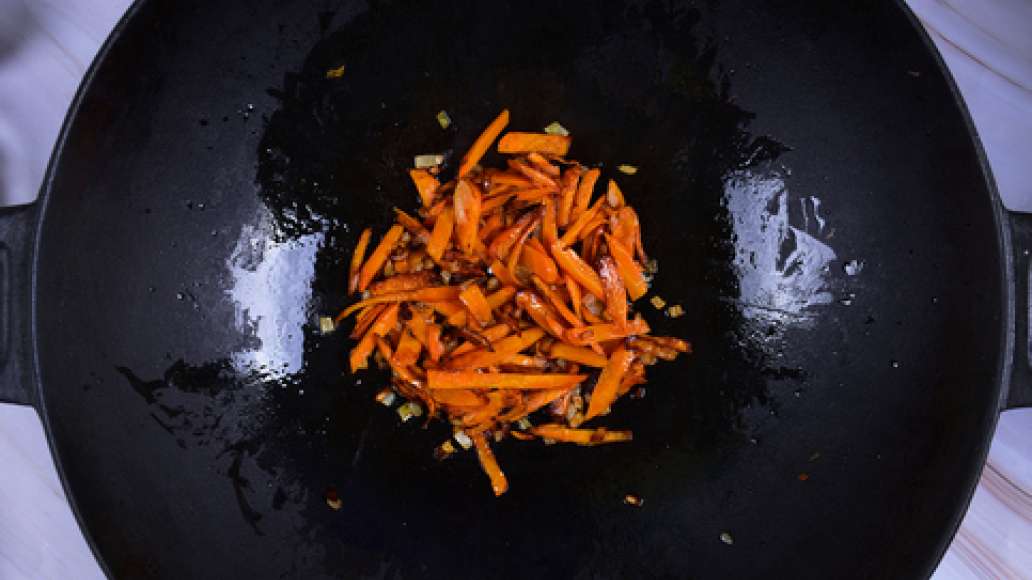 Нарежьте мясо небольшими кусочками, измельчите лук и нарежьте морковь соломкой. Обжарьте лук в растительном масле 3-5 минут на сильном огне, затем добавьте морковь и продолжайте обжаривать, помешивая, ещё 10 минут.