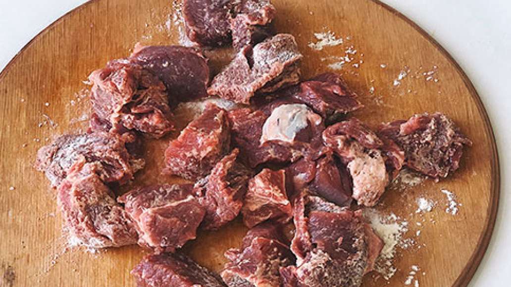 Мясо промыть и высушить бумажными полотенцами, обвалять в тонком слое муке.