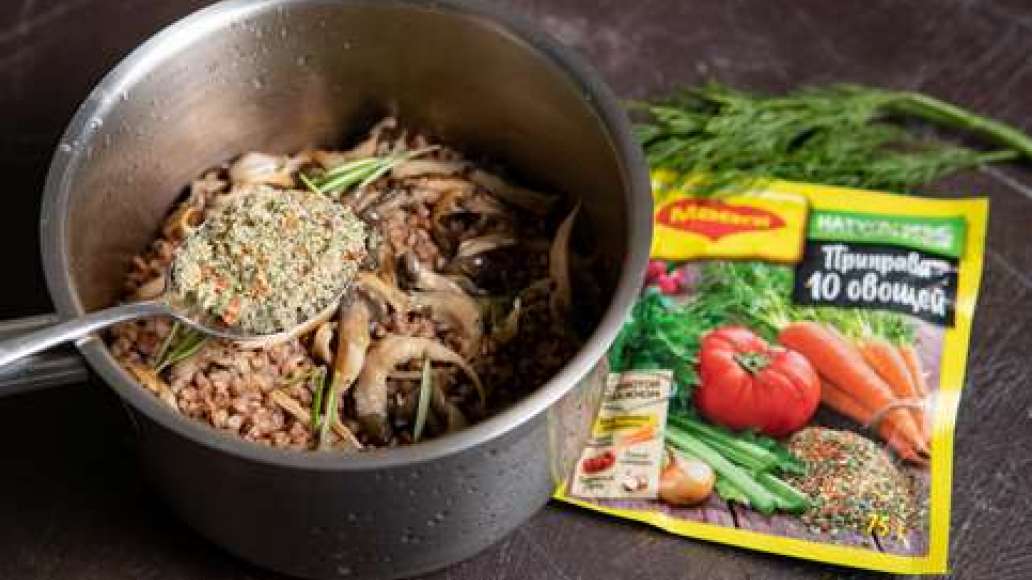 Добавить в гречку грибы и зелень, влить воду, насыпать MAGGI® Приправа 10 овощей и перемешать. Готовить при слабом нагреве под крышкой в течение 20 минут. 