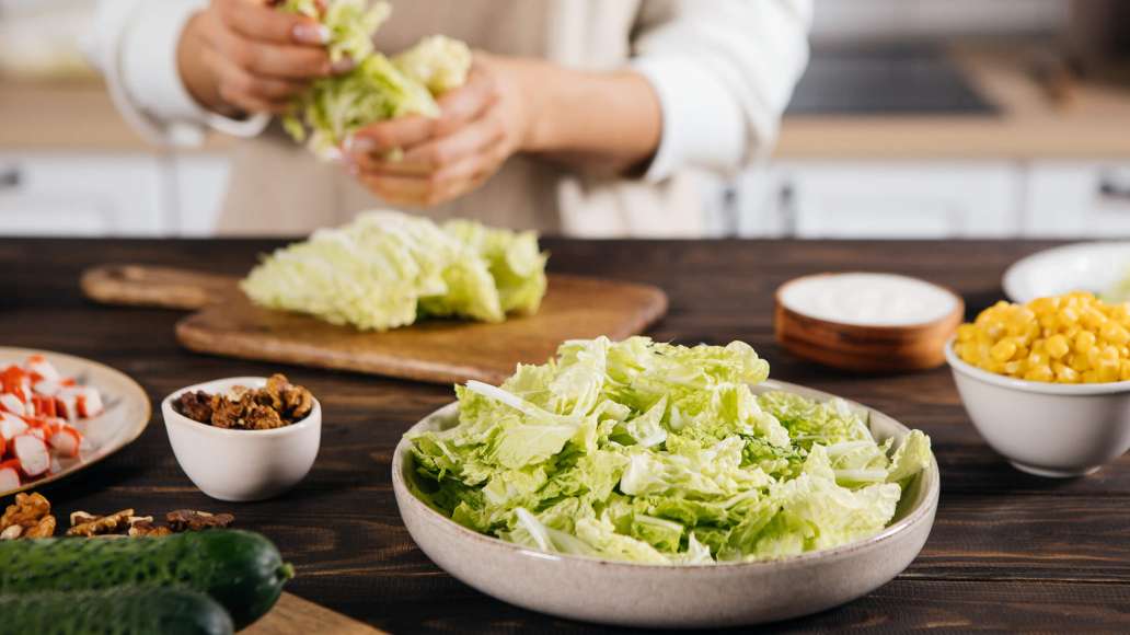 Пекинскую капусту порвать руками на небольшие кусочки. Пекинскую капусту порвать руками на небольшие кусочки.