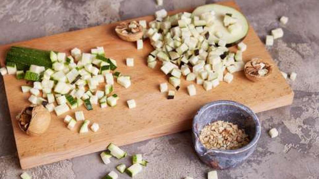 Баклажаны и цуккини вымыть и нарезать вместе с кожурой мелкими кубиками.