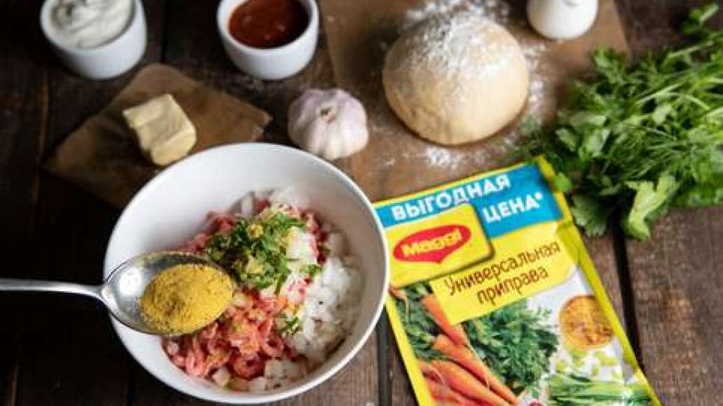 Вымесить фарш с водой, луком, чесноком, кинзой,аджикой и MAGGI® Универсальная приправа. Достать тесто из холодильника, присыпать мукой стол или раскаточную доску. Вымесить фарш с водой, луком, чесноком, кинзой,аджикой и MAGGI® Универсальная приправа. Достать тесто из холодильника, присыпать мукой стол или раскаточную доску.