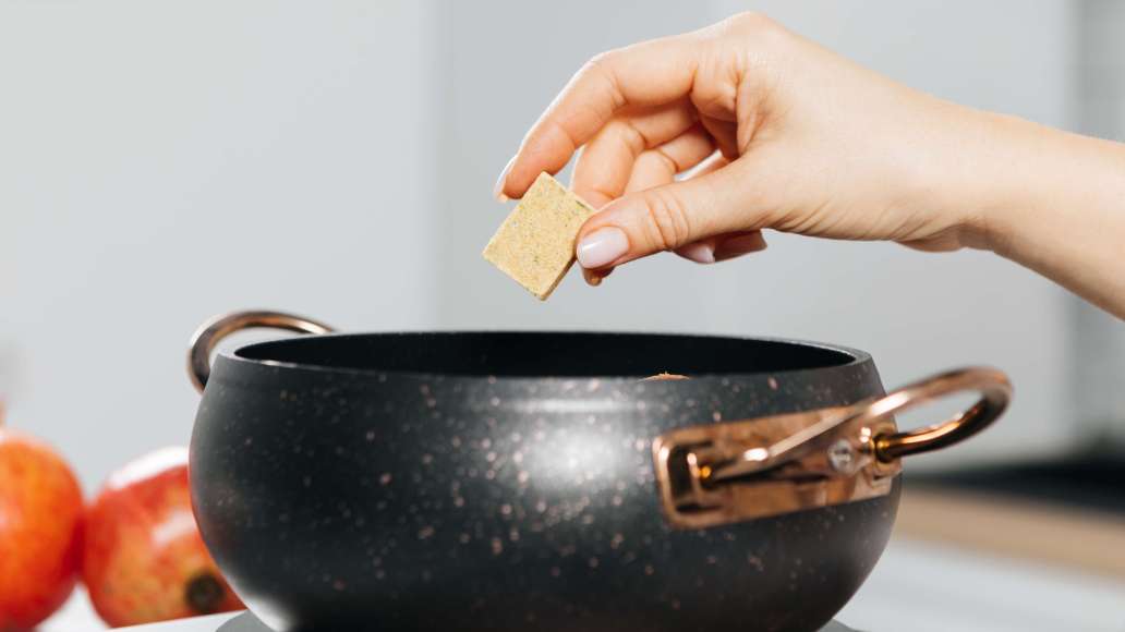 Залить овощи водой и довести до кипения. Добавить кубики MAGGI® Бульон с лесными грибами и варить до мягкости.