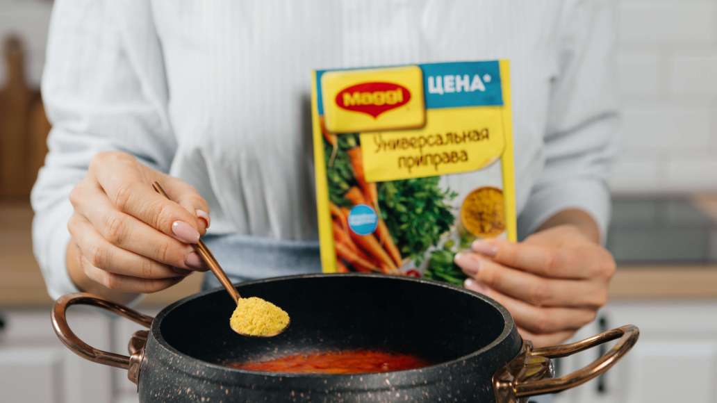 Добавить MAGGI® Приправу универсальную. Тщательно перемешать и варить еще 5 минут. Попробовать на вкус и при необходимости добавить сахара и соли. Добавить MAGGI® Приправу универсальную. Тщательно перемешать и варить еще 5 минут. Попробовать на вкус и при необходимости добавить сахара и соли.