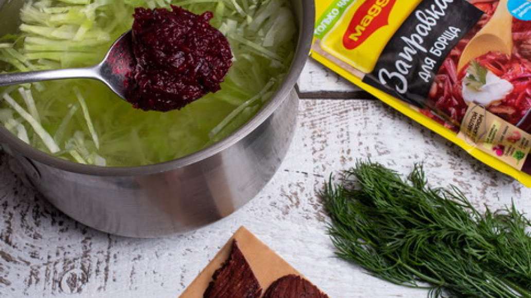 За пять минут до готовности добавить специи MAGGI® Заправка для борща, мясо, копченую паприку. Проверить на соль.  