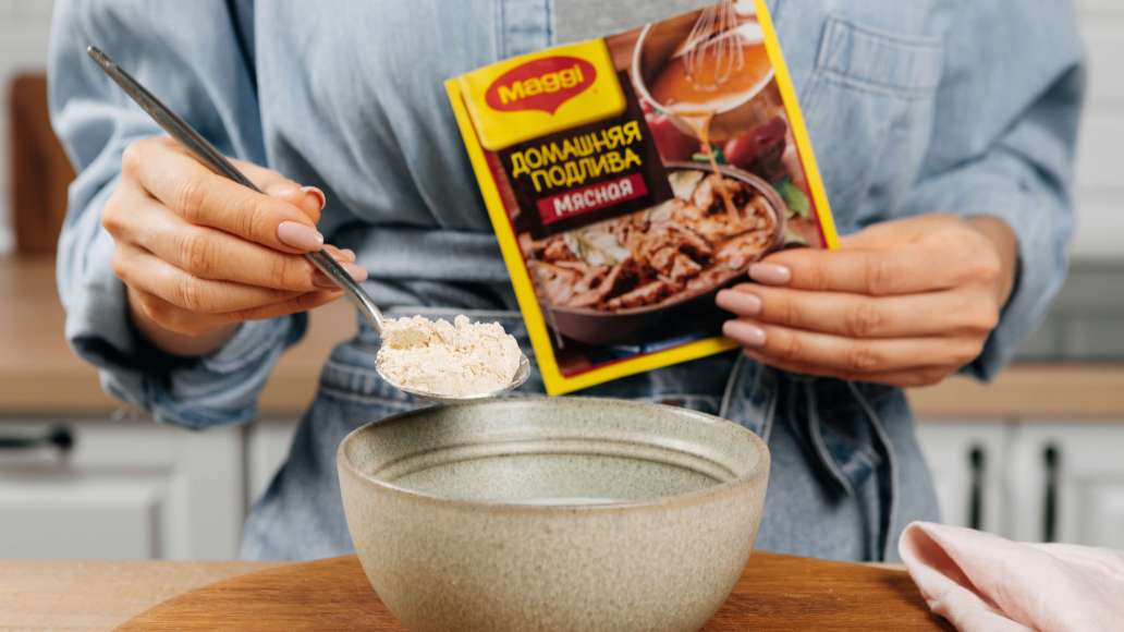 В отдельной емкости смешать MAGGI® Подливу домашнюю мясную с молоком. Влить подливу поверх тефтелей. Довести до кипения и тушить на слабом огне 10 минут под крышкой. В отдельной емкости смешать MAGGI® Подливу домашнюю мясную с молоком. Влить подливу поверх тефтелей. Довести до кипения и тушить на слабом огне 10 минут под крышкой.
