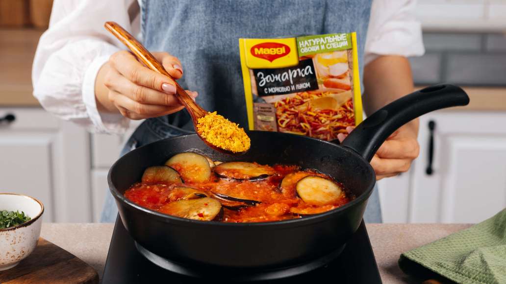 Добавить томатное пюре, чеснок, чили и довести до кипения. Добавить MAGGI® Зажарку и перемешать. Тушить 10 минут на слабом огне или до готовности баклажанов. Добавить томатное пюре, чеснок, чили и довести до кипения. Добавить MAGGI® Зажарку и перемешать. Тушить 10 минут на слабом огне или до готовности баклажанов.