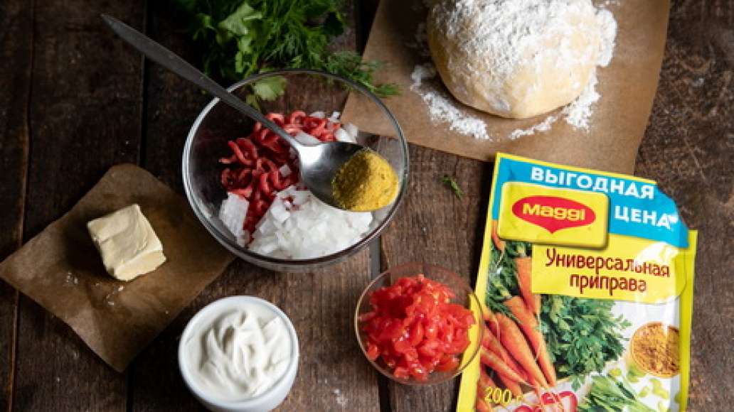 Вымесить фарш с водой, луком ,чесноком ,помидорами и MAGGI® Универсальная приправа. Достать тесто из холодильника, присыпать мукой стол или раскаточную доску. Вымесить фарш с водой, луком ,чесноком ,помидорами и MAGGI® Универсальная приправа. Достать тесто из холодильника, присыпать мукой стол или раскаточную доску.