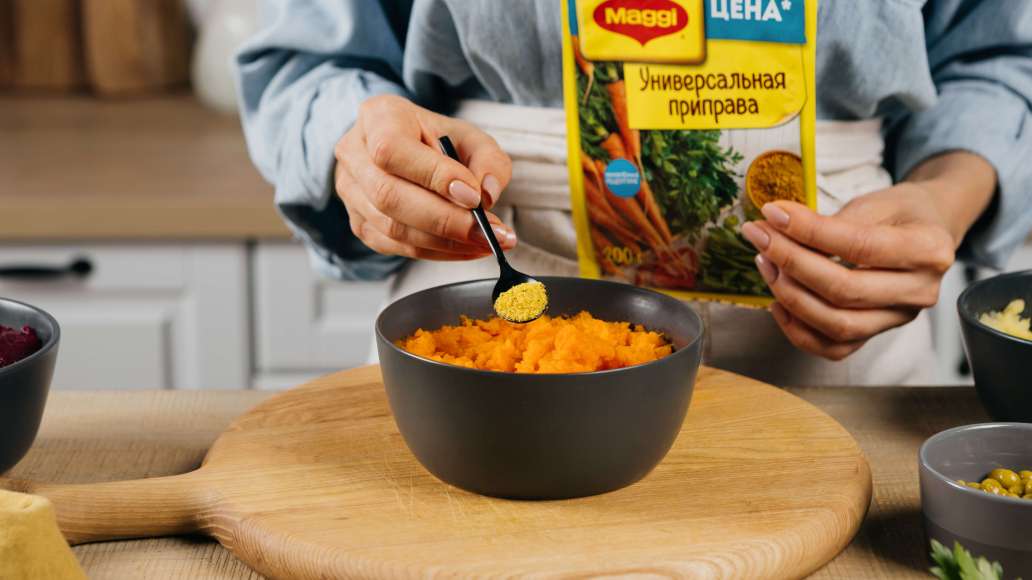 Добавить в морковную массу ½ ч. л. MAGGI® Приправы универсальной. Добавить также ½ ч. л. MAGGI® Приправы универсальной в свекольную массу. Добавить в обе массы по 1 ст. л. агар-агара. Дать настояться 15 минут.