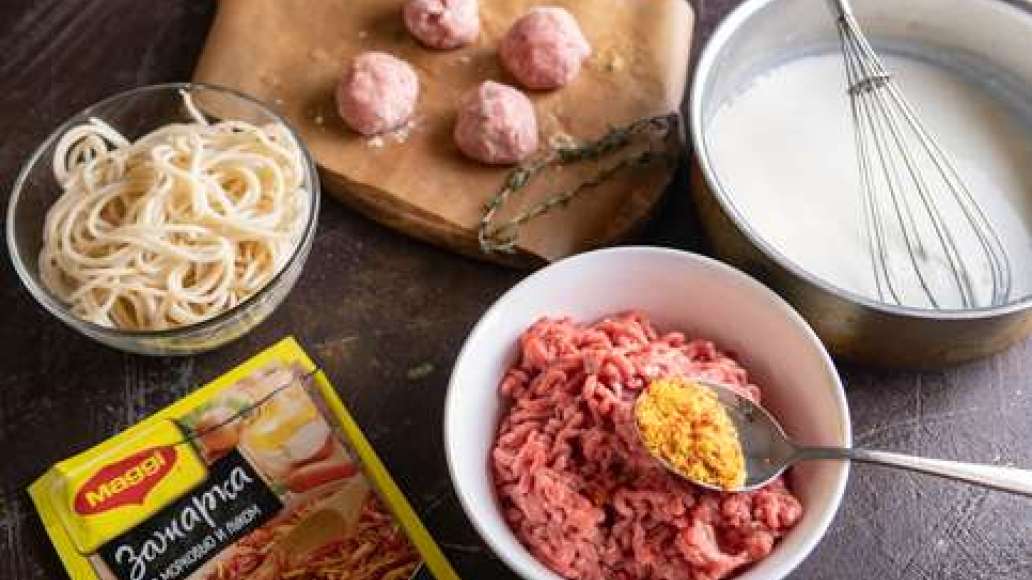 Соединить фарш с MAGGI® Зажарка и листочками тимьяна и тщательно перемешать. Сформировать небольшие круглые фрикадельки. Застелить противень пергаментной бумагой, смазать растительным маслом и выложить фрикадельки. Запекать в духовке, разогретой до 160 гр