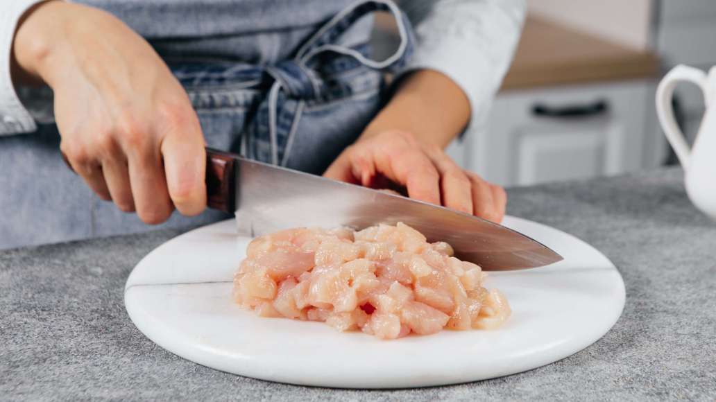Филе нарезать небольшими кубиками. Разогреть масло и обжарить филе до золотистого цвета в течение 3-5 минут, периодически помешивая.