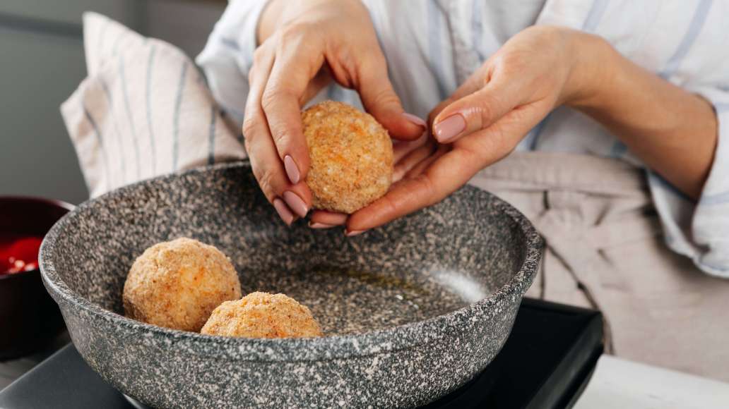 В большой ёмкости соединить фарш с рисом, овощами, добавить соль и молотый перец по вкусу, яйцо — всё тщательно перемешать. Сформировать из массы круглые голубцы и выложить их на сковороду. В большой ёмкости соединить фарш с рисом, овощами, добавить соль и молотый перец по вкусу, яйцо — всё тщательно перемешать. Сформировать из массы круглые голубцы и выложить их на сковороду.