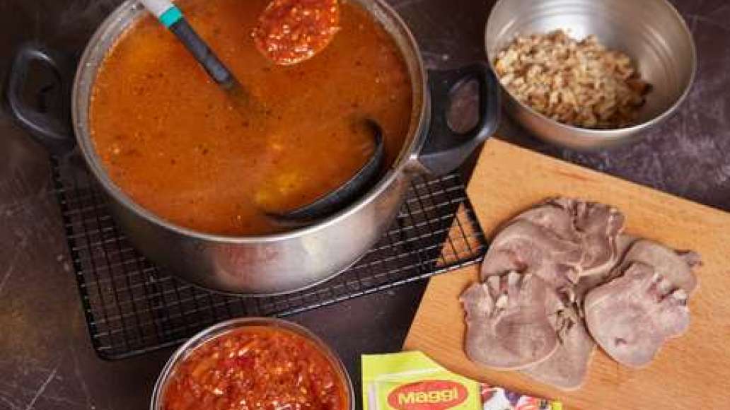 Довести бульон до кипения, положить рис и варить 10-15 минут. Добавить MAGGI® Заправка для харчо, орехи и ломтики языка и варить 5-7 минут до полной готовности.