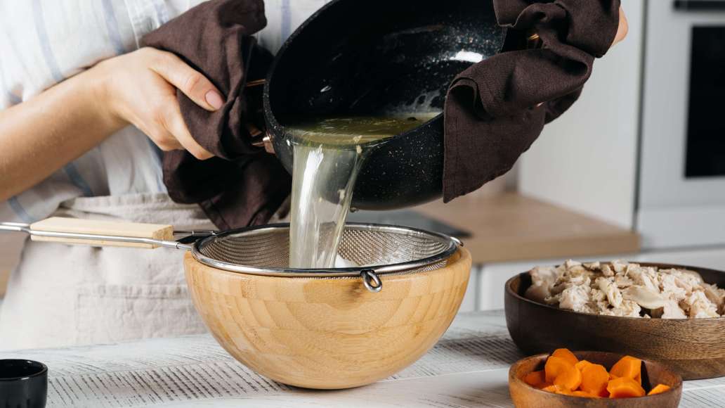 Извлечь из бульона мясо и морковь, дать остыть. Удалить кости, кожу, жилы, разобрать мясо на небольшие кусочки. Морковь нарезать ломтиками. У бульона сцедить жир. Процедить бульон через марлю, сложенную в несколько слоёв. Извлечь из бульона мясо и морковь, дать остыть. Удалить кости, кожу, жилы, разобрать мясо на небольшие кусочки. Морковь нарезать ломтиками. У бульона сцедить жир. Процедить бульон через марлю, сложенную в несколько слоёв.