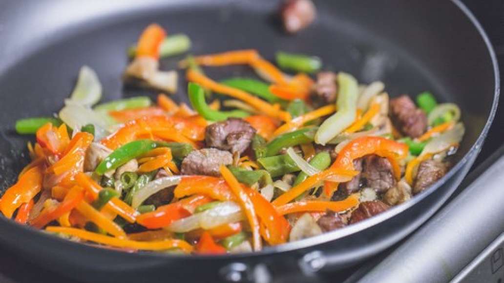На раскаленной сковороде обжарить до румяной корочки мясо, после чего добавить овощи и грибы. Фасоль закладывать в последнюю очередь так она останется яркой и вкусной. На раскаленной сковороде обжарить до румяной корочки мясо, после чего добавить овощи и грибы. Фасоль закладывать в последнюю очередь так она останется яркой и вкусной.