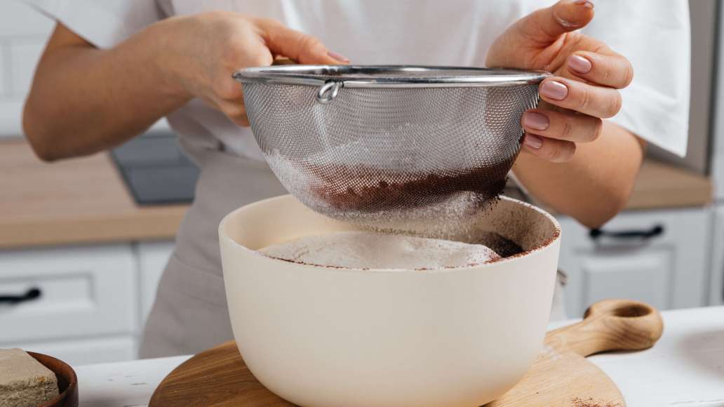 Духовку разогреть до 180 °C. Просеять в яично-сметанную массу муку с какао и разрыхлителем и перемешать до однородности. Духовку разогреть до 180 °C. Просеять в яично-сметанную массу муку с какао и разрыхлителем и перемешать до однородности.