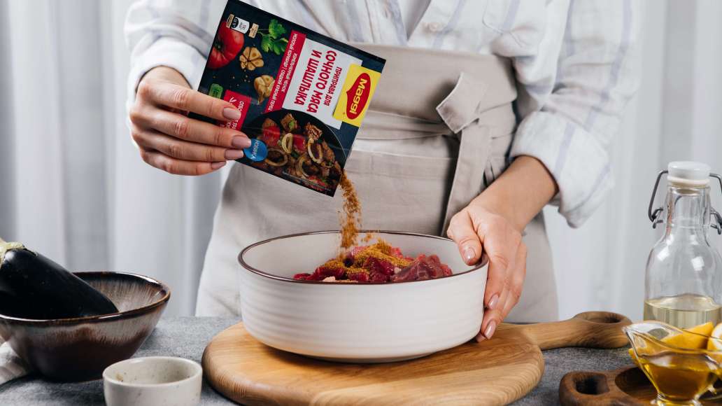 Переложить мясо в стеклянную или эмалированную емкость. Добавить MAGGI® Приправу для сочного мяса и шашлыка, 4 ст. л. оливкового масла. Как следует перемешать и мариновать 30 минут.
