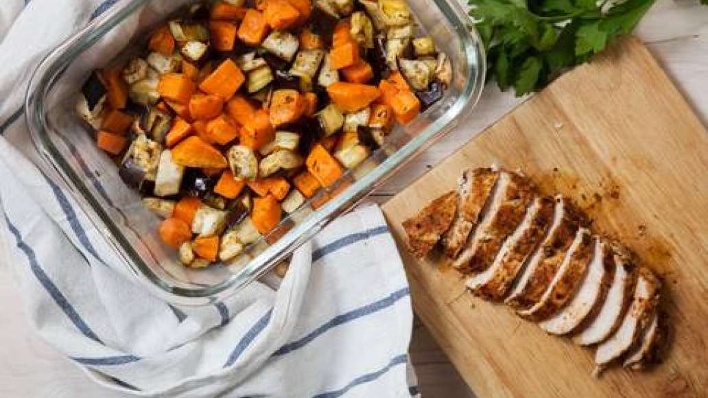 Обжаренную куриную грудку нарезать полосками. 