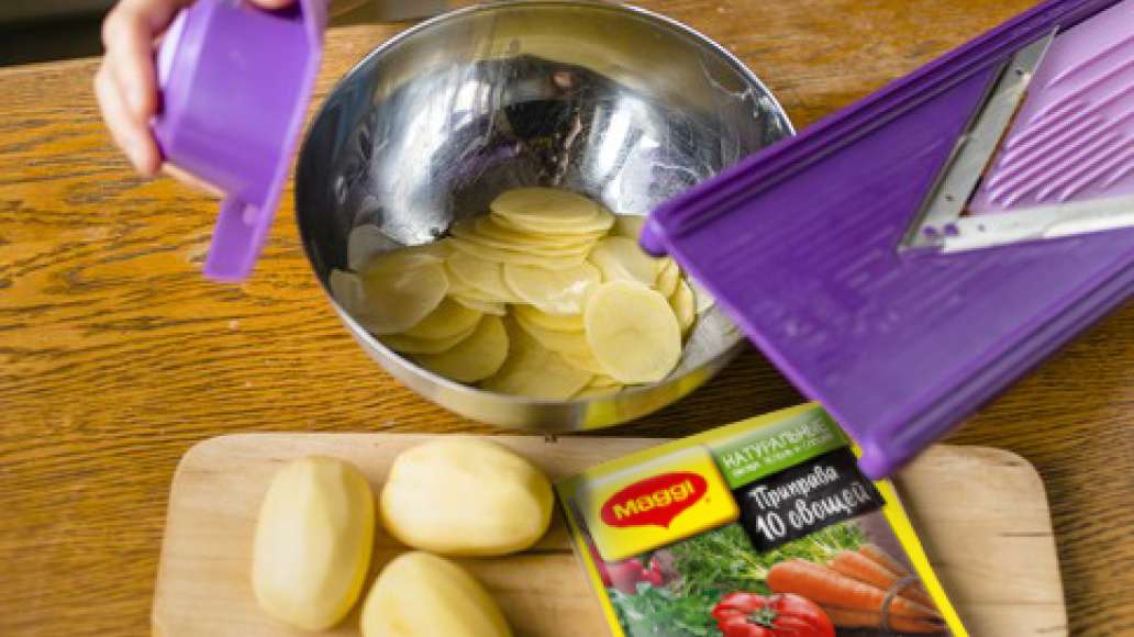 Специальным ножом для овощей нарезать очень тонкими кружками. Можно натереть на тёрке-мандолине. Специальным ножом для овощей нарезать очень тонкими кружками. Можно натереть на тёрке-мандолине.