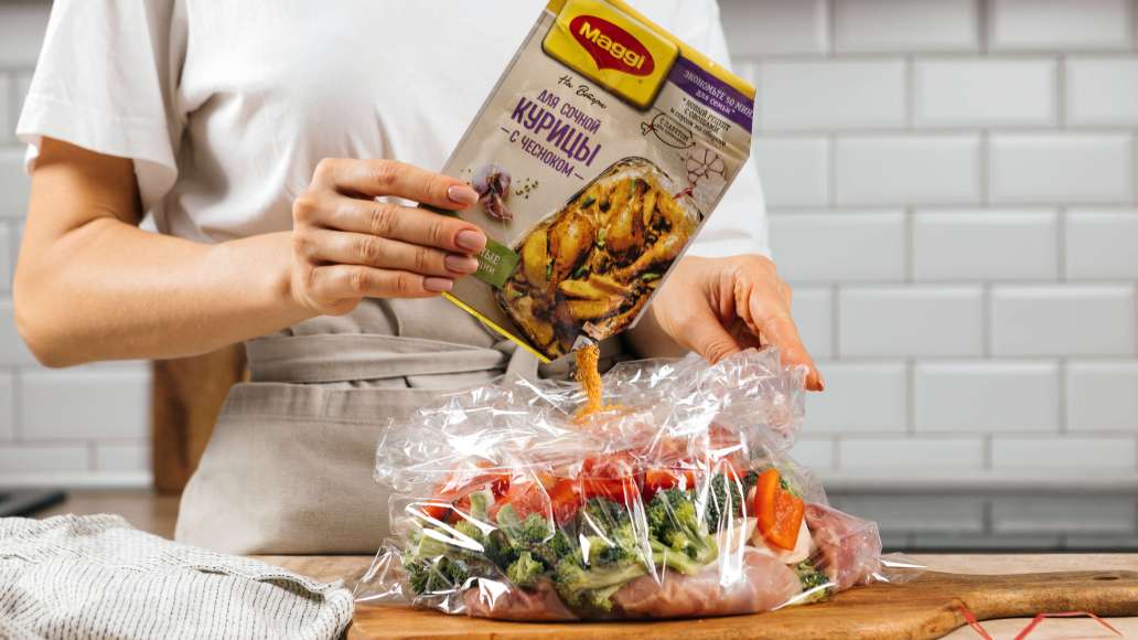 Удалить с пакета стикер. Высыпать в пакет смесь для приготовления курицы. Закрепить пакет зажимом в 6-8 см от края и аккуратно распределить смесь внутри, избегая резких движений. Удалить с пакета стикер. Высыпать в пакет смесь для приготовления курицы. Закрепить пакет зажимом в 6-8 см от края и аккуратно распределить смесь внутри, избегая резких движений.
