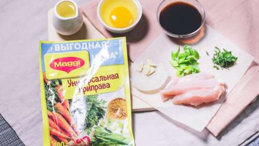 Очистить курицу от кожи и костей. Нарезать филе курицы крупным длинным брусочком. Лук нарезать полукольцами, чеснок измельчить. Яйца разбить в мисочку, добавить соевый соус и взбить. Зеленый лук мелко порезать. Очистить курицу от кожи и костей. Нарезать филе курицы крупным длинным брусочком. Лук нарезать полукольцами, чеснок измельчить. Яйца разбить в мисочку, добавить соевый соус и взбить. Зеленый лук мелко порезать.