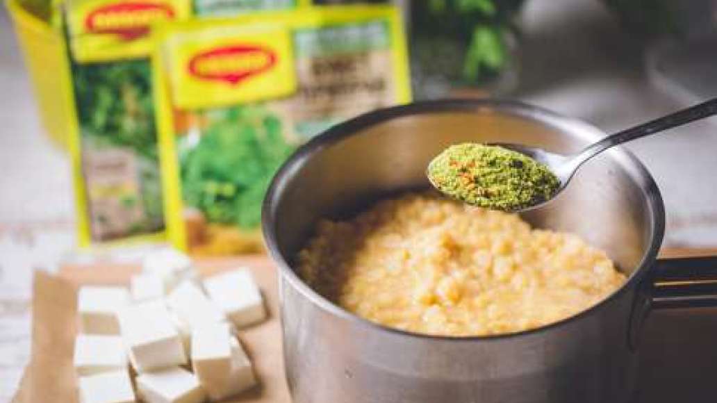 В готовый горох добавить специи MAGGI® Букет приправ. Перемешать. Дать специям отдать свой аромат.