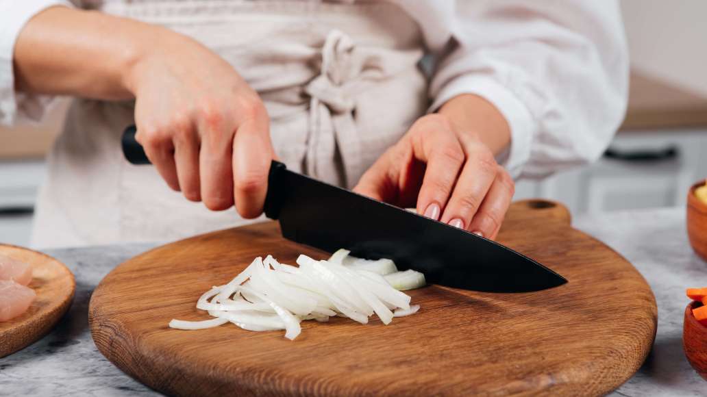 Картофель нарезать кубиками среднего размера, морковь — полукружочками, лук — полукольцами.