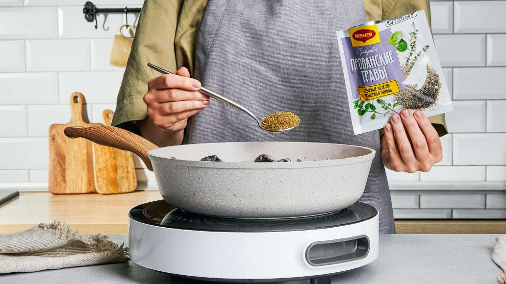 Добавить сливки и MAGGI® Прованские травы, перемешать и тушить до
загустения. На тарелку выложить пару ломтиков лимона, мидии в чесночном
соусе и украсить свежей петрушкой.