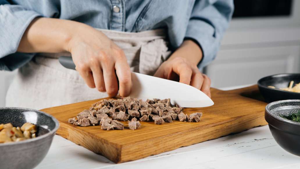 Шампиньоны порезать небольшими кусочками (несколько целых грибов отложить для украшения), сыр натереть на крупной тёрке, измельчить укроп. Остывшее мясо нарезать небольшими кубиками. Шампиньоны порезать небольшими кусочками (несколько целых грибов отложить для украшения), сыр натереть на крупной тёрке, измельчить укроп. Остывшее мясо нарезать небольшими кубиками.