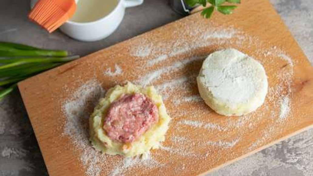 Из картофельной массы слепить лепешку, в середину положить фарш и соединить края, формируя зразу овальной формы.Обвалять зразы в манке. Застелить противень пергаментной бумагой и разложить зразы. Смазать растительным маслом и запекать в разогретой до 180 Из картофельной массы слепить лепешку, в середину положить фарш и соединить края, формируя зразу овальной формы.Обвалять зразы в манке. Застелить противень пергаментной бумагой и разложить зразы. Смазать растительным маслом и запекать в разогретой до 180