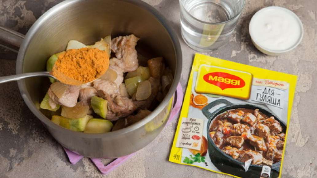 Добавить MAGGI® НА ВТОРОЕ для гуляша, воду, острый перец нарезанный колечками, помидоры в собственном соку и сметану. Тушить до готовности.