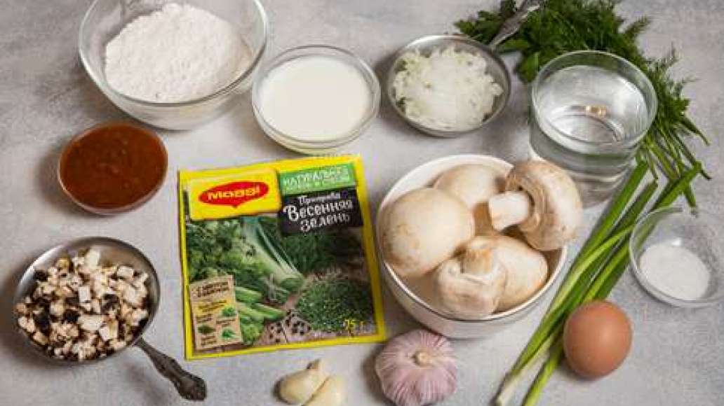 Лук очистить и нарезать мелкими кубиками. Муку просеять. Яйцо вымыть. Грибы нарезать мелкими кубиками. Лук очистить и нарезать мелкими кубиками. Муку просеять. Яйцо вымыть. Грибы нарезать мелкими кубиками.
