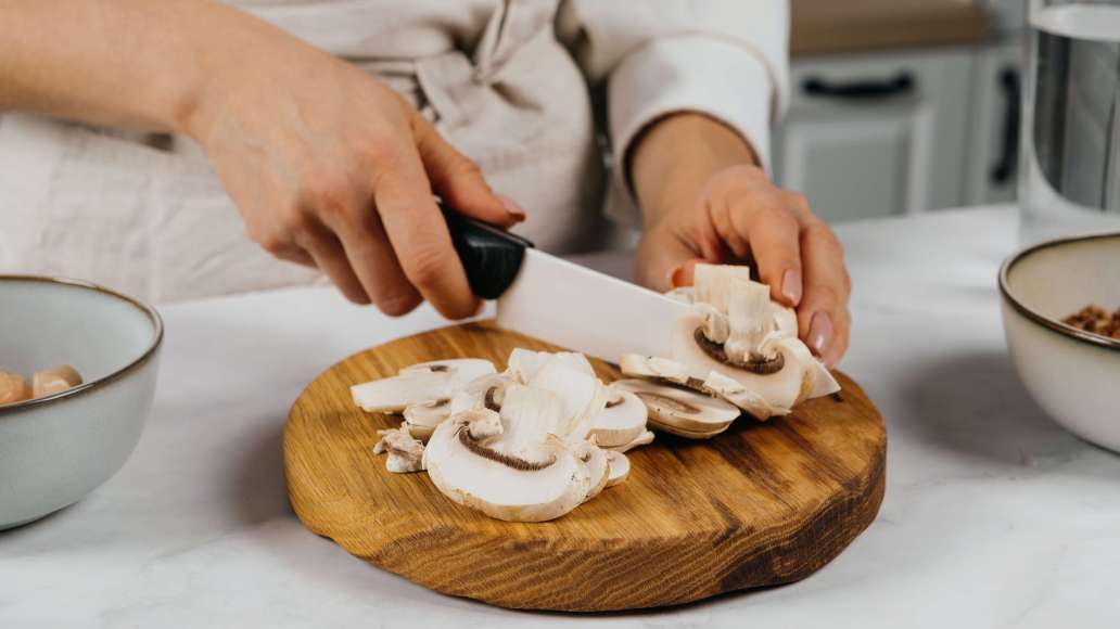 Нарезать курицу небольшими кубиками, грибы — пластинками.