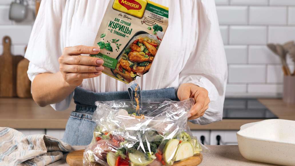 Удалить с пакета стикер. Высыпать в пакет смесь для приготовления курицы с травами. Закрепить пакет зажимом в 6-8 см от края и аккуратно распределить смесь внутри, избегая резких движений. Удалить с пакета стикер. Высыпать в пакет смесь для приготовления курицы с травами. Закрепить пакет зажимом в 6-8 см от края и аккуратно распределить смесь внутри, избегая резких движений.