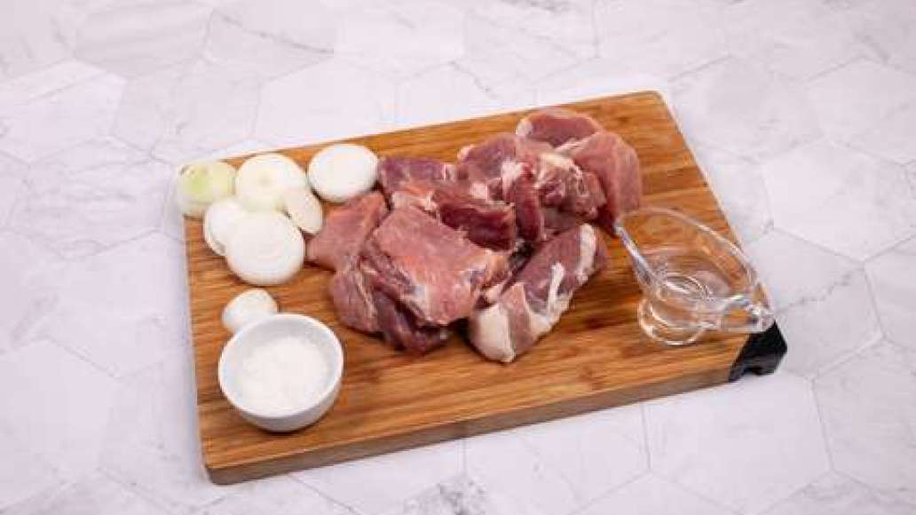 Помойте мясо, нарежьте на кусочки размером 4-5 см, положите в большую миску или кастрюлю. Нарежьте лук крупными кольцами или полукольцами, размешайте в стакане воду и уксус.Добавьте к мясу уксусную воду и лук, перемешайте руками, придавливая лук, чтобы он Помойте мясо, нарежьте на кусочки размером 4-5 см, положите в большую миску или кастрюлю. Нарежьте лук крупными кольцами или полукольцами, размешайте в стакане воду и уксус.Добавьте к мясу уксусную воду и лук, перемешайте руками, придавливая лук, чтобы он