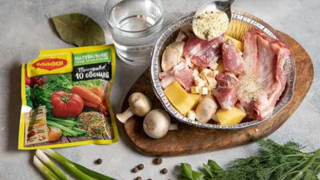 В жаропрочную форму положить мясо, грибы и картофель. Влить воду и растительное масло, добавить MAGGI® Приправа 10 овощей, полить растительным маслом и перемешать. Поместить жаркое в духовку, разогретую до 180 градусов, на 40 минут. В жаропрочную форму положить мясо, грибы и картофель. Влить воду и растительное масло, добавить MAGGI® Приправа 10 овощей, полить растительным маслом и перемешать. Поместить жаркое в духовку, разогретую до 180 градусов, на 40 минут.